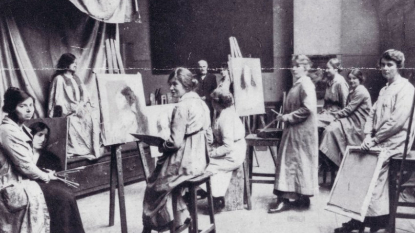 Students working from the life in the Ladys Painting School, taken from 'The Lady's Pictorial', 19.2.1916