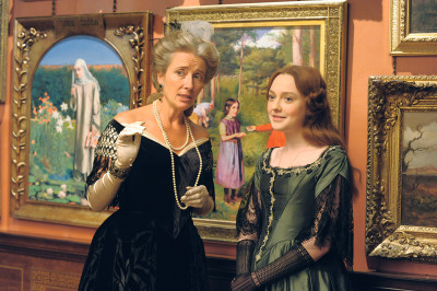Emma Thompson and Dakota Fanning in Effie Gray