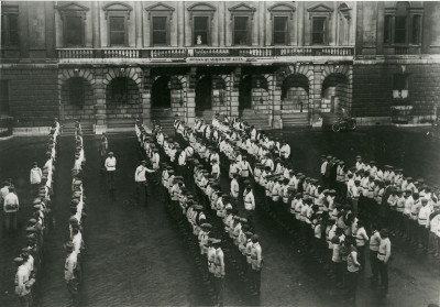 United Arts Volunteers Rifles on parade in the courtyard of Burlington House, 1914