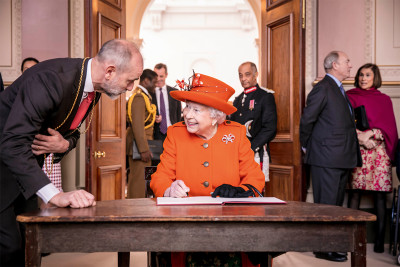 HRH Queen Elizabeth II signs the visitors book at the RA’s redeveloped Burlington Gardens building, following a tour led by RA President Christopher Le Brun