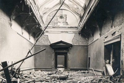 Unknown photographer, Gallery IX, Burlington House after the explosion of a German bomb in 1917, ca. September 24 1917