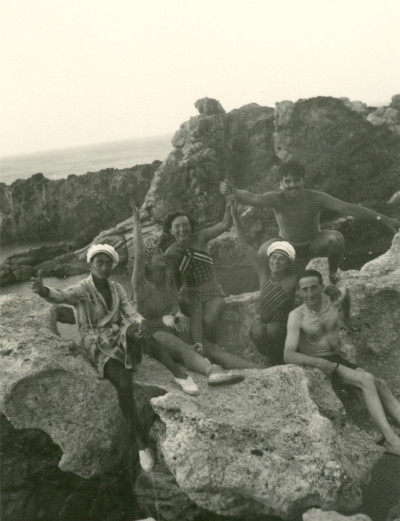 Salvador Dalí, Gala, Marcel Duchamp and three unidentified persons, Cadaqués, summer 1933 (detail). Photographer unknown
