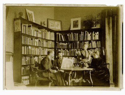 From left: Heinrich Brockhaus, who was the first Director of the Florence Art History Institute, with Aby Warburg, his wife Mary and Elise Brockhaus, in Warburg’s flat in Florence, c.1898.