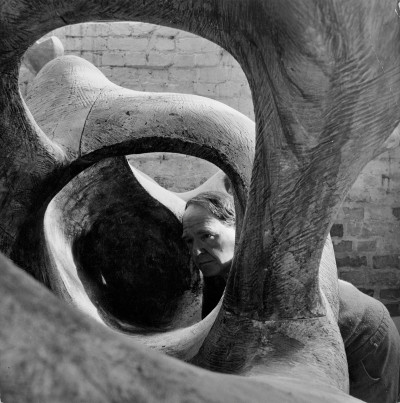 Henry Moore with plaster for Reclining Figure: External Form (1953-54)