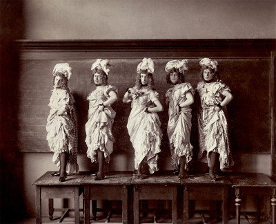 Five performers on a platform. Handwritten on verso 'Haris Fifi, Zerneck Joe, Gaby Zerkovitz, Stasik Ficzin Mehelyi Mimi’. Albumen print, Hungary, circa 1900