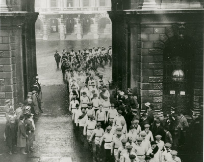 United Arts Volunteers Rifles photographed leaving the courtyard of Burlington House on a route march, 1914