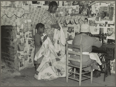 Arthur Rothstein, Sewing a quilt. Gees Bend, Alabama. Jennie Pettway and another girl with the quilter Jorena Pettway