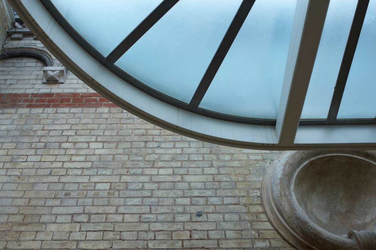 Paul Highnam, Detail of the facade and the glass stairs leading to the Sackler Wing of Galleries.