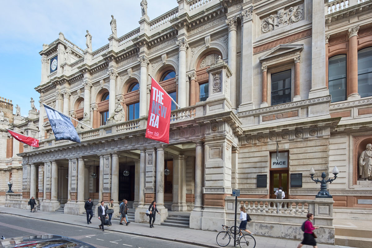 Royal academy of arts. Лондонская галерея Royal Academy. Royal Academy of Arts 1768. Берлингтон Хаус на Пикадилли. Берлингтон Хаус в Лондоне скульптуры на фасаде.