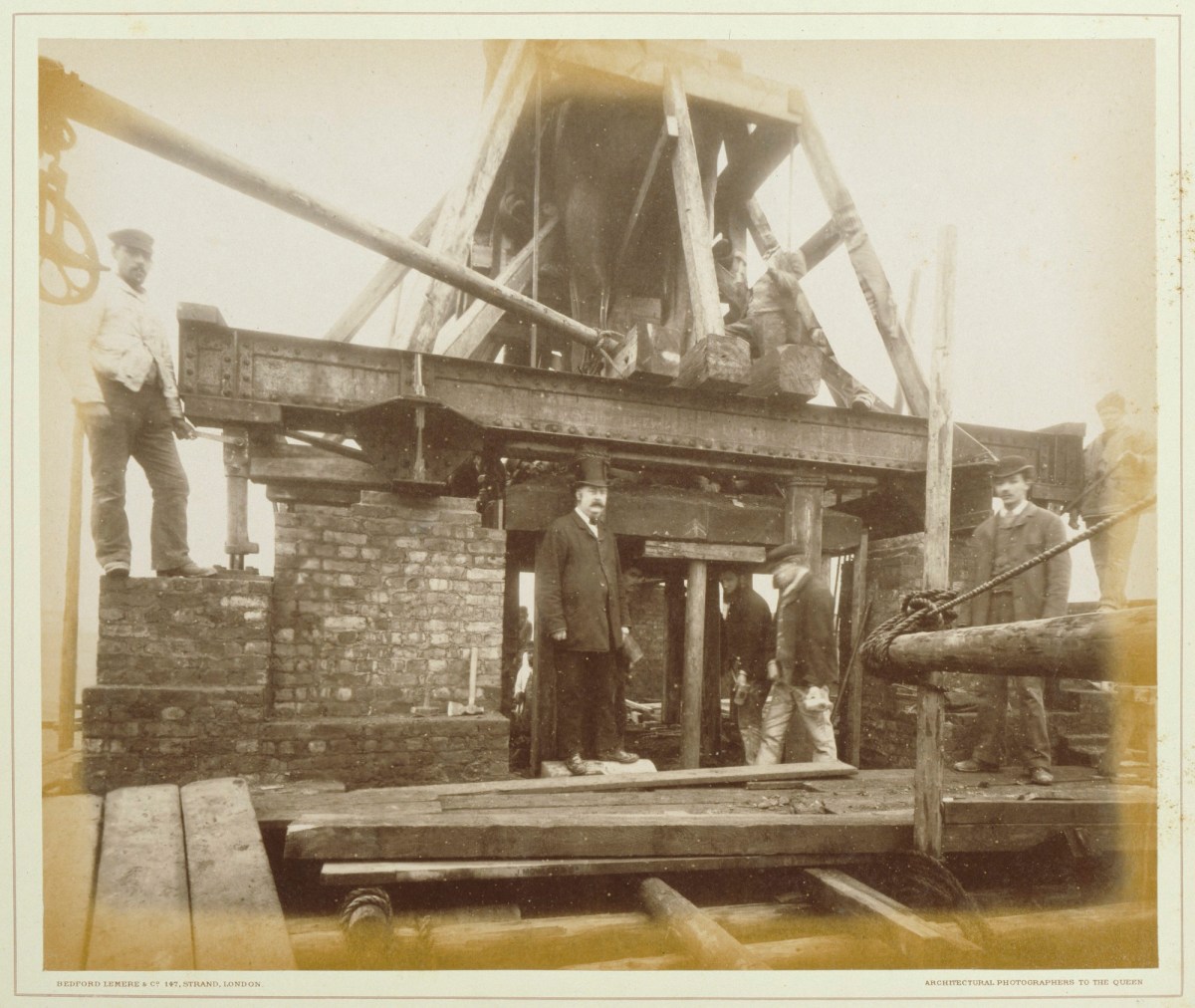 , Photograph of the Wellington Arch, Jan. 18 1883, showing the lowering cradle.