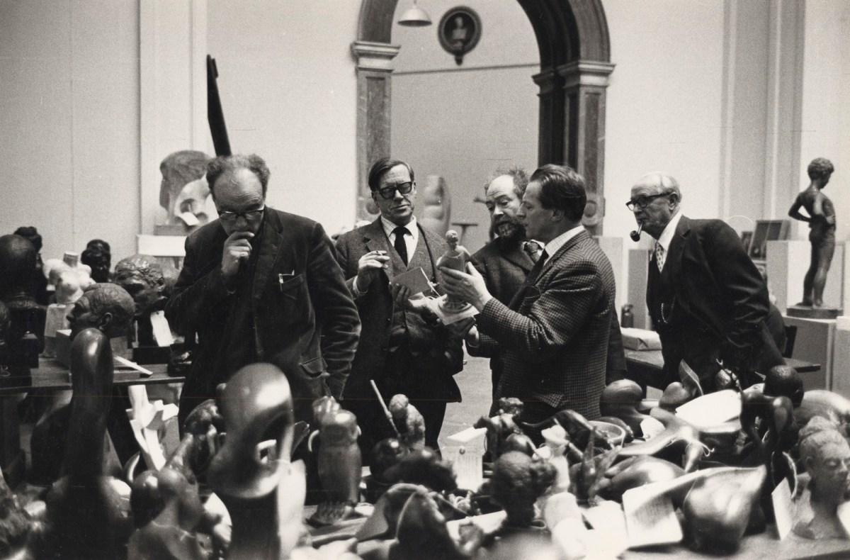 Unidentified photographer, Procedures for the Royal Academy Summer Exhibition, 1967.
