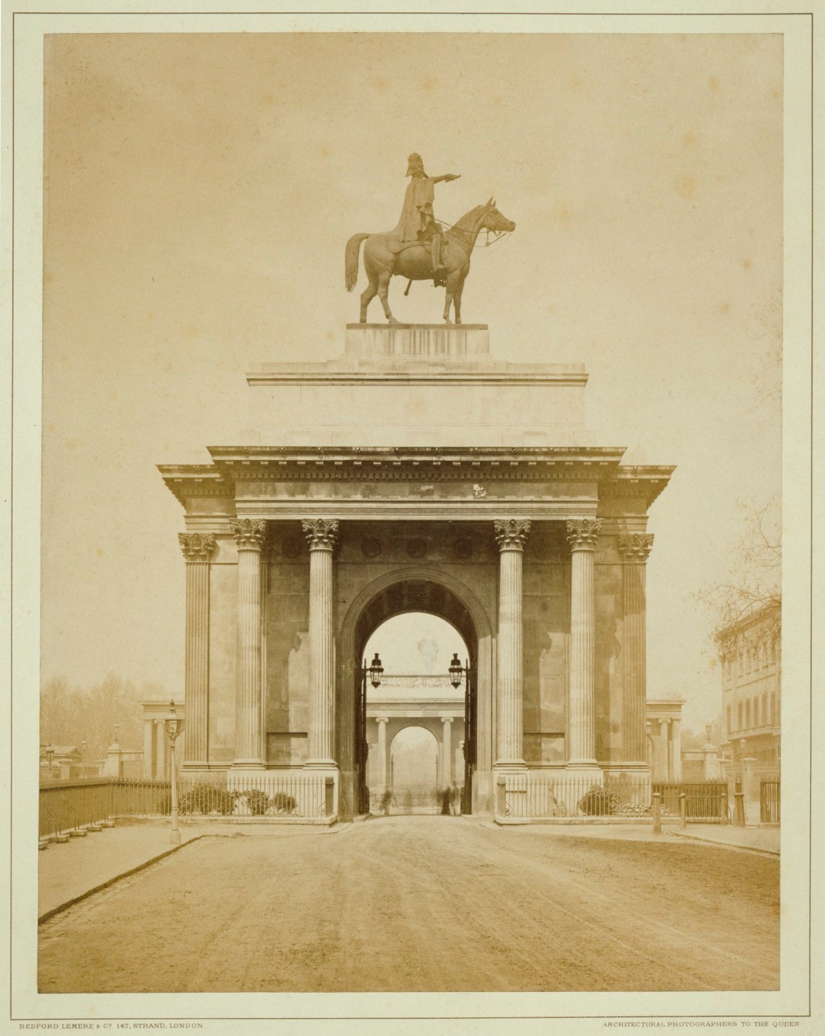 Bedford Lemere & Co., Photograph of the Wellington Arch from Constitution Hill, 1882.