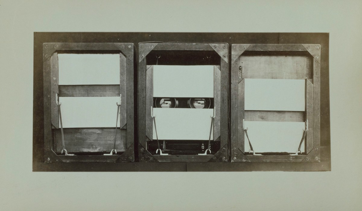 Eadweard Muybridge, C. Front of Electro-shutters, with position of panels, before, during and after exposure.