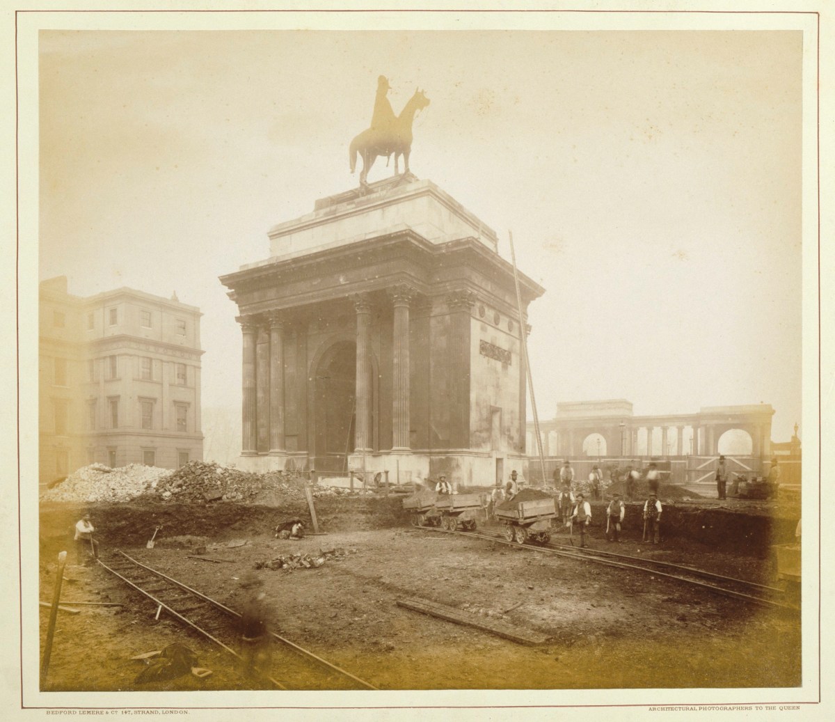 Bedford Lemere & Co., Photograph of the Wellington Arch, December 18 1882 showing the workmen and excavation.