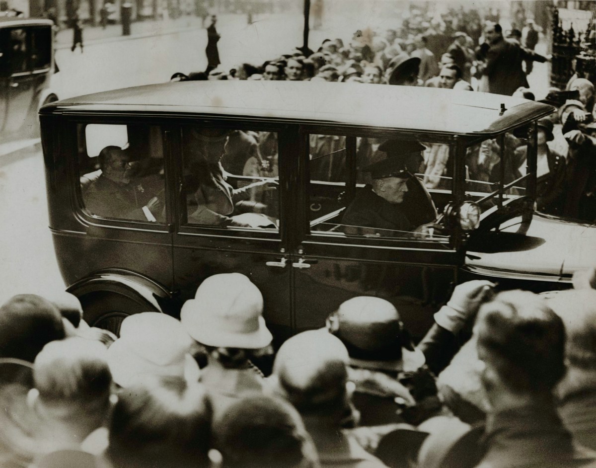 , Photographs relating to the 1933 Summer Exhibition at the Royal Academy