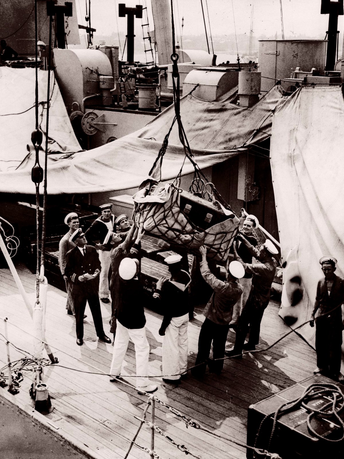 Topical Press Agency, Hoisting a case from the deck of H.M.S. Suffolk at Portsmouth, July 1935. The International Exhibition of Chinese Art at the Royal Academy 1935-6. Photograph by an unknown photographer from Topical Press Agency.