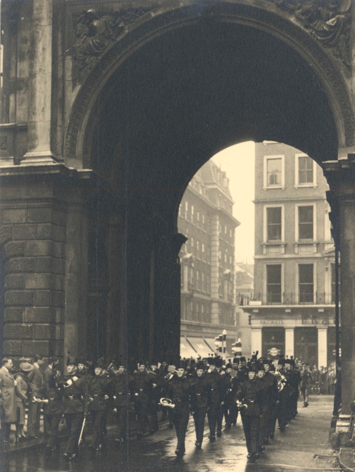 Unknown photographer, The 38th Middlesex (Artists') Rifle Volunteers in the courtyard at Burlington House, 1939