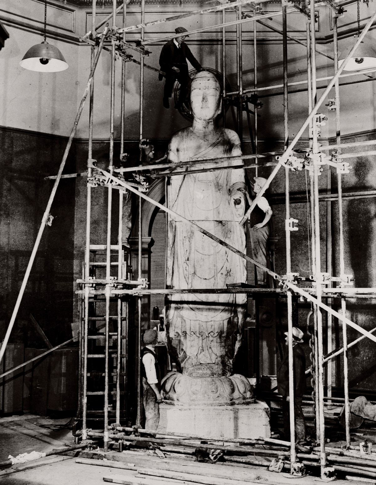 Topical Press Agency, Installing the Amitabha Buddha in the Central Hall. The International Exhibition of Chinese Art at the Royal Academy 1935-6. Photograph by an unknown photographer from Topical Press Agency.