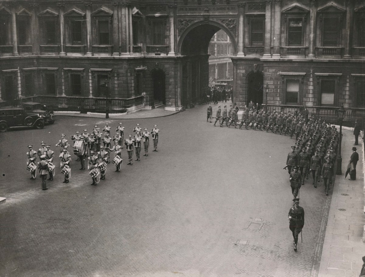 Topical Press Agency, The 38th Middlesex (Artists') Rifle Volunteers marching into the courtyard at Burlington House, 1933