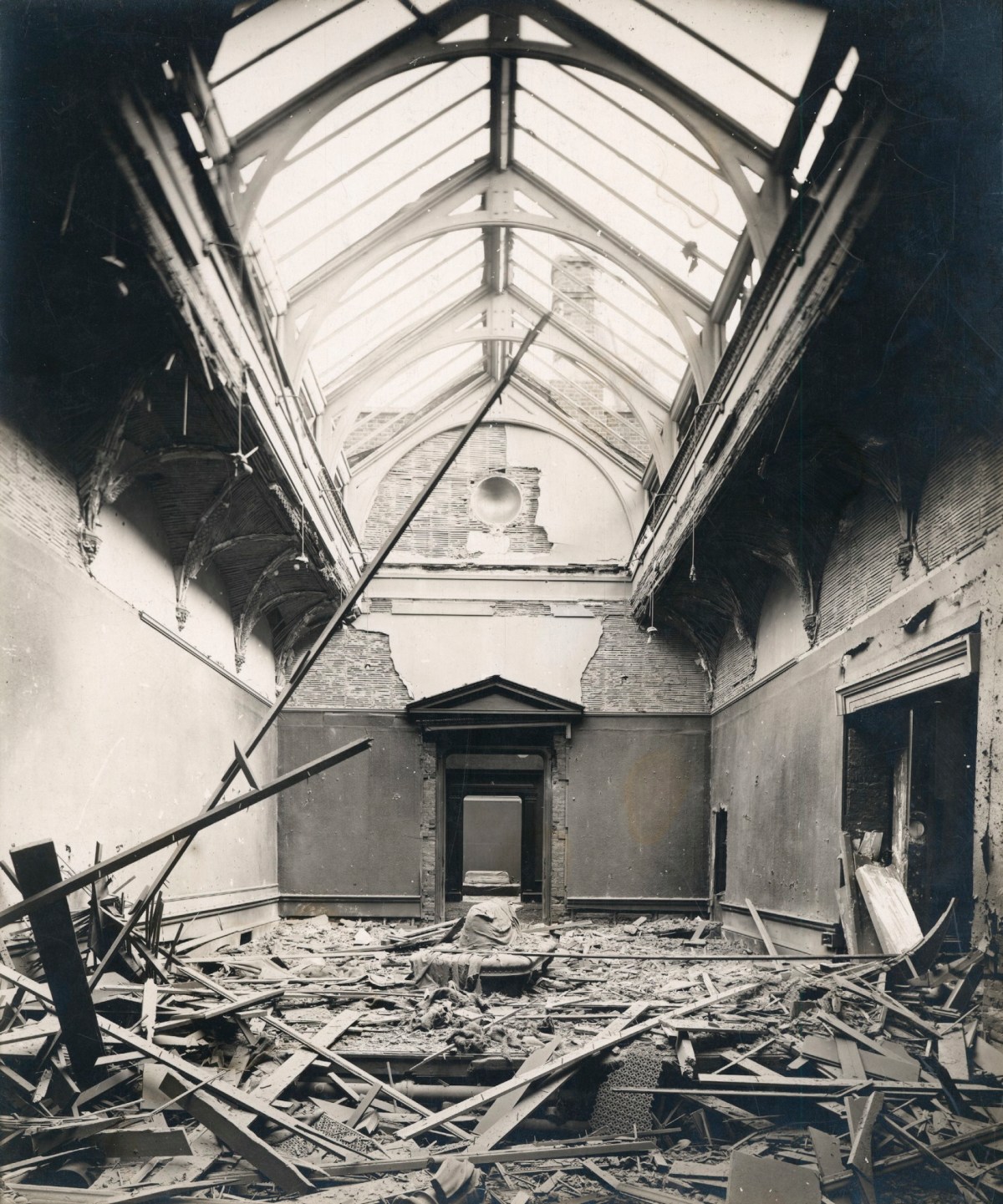Unknown photographer, Gallery IX, Burlington House after the explosion of a German bomb in 1917.