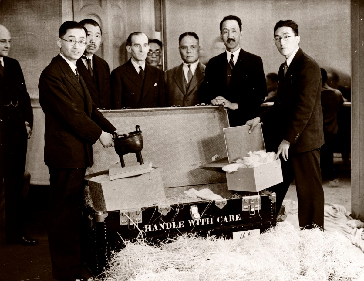 Unidentified photographer, Percival David, Exhibition Director; Zheng Tianxin (Dr F.T. Cheng), Special Commissioner of the Chinese Government and Zhuang Shangyan (Chuang Shang-Yen) and Tang Xifen (Tang Hsi Fen), Secretaries accompanying objects. The International Exhibition of Chi