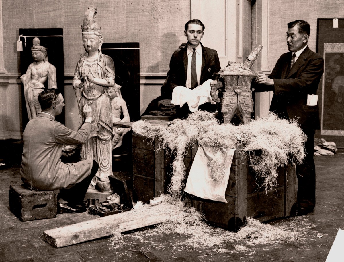 Topical Press Agency, Unpacking exhibits from Japan. The International Exhibition of Chinese Art at the Royal Academy 1935-6. Photograph by an unknown photographer from Topical Press Agency.