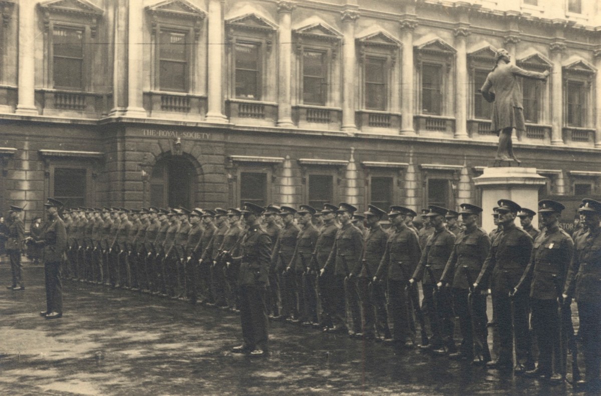 Unknown photographer, The 38th Middlesex (Artists') Rifle Volunteers in the courtyard at Burlington House, 1939