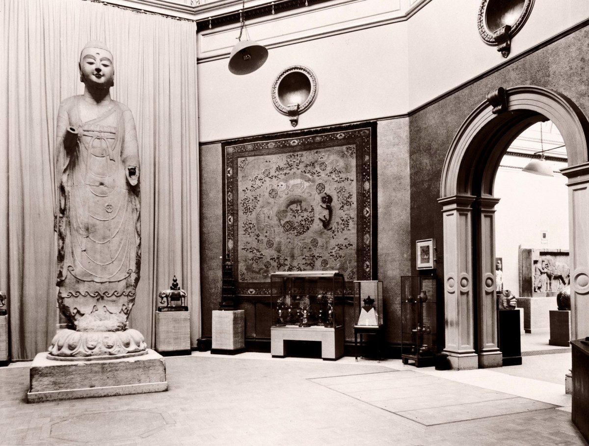 Unidentified photographer, The Amitabha Buddha in the Central Hall (Royal Academy of Arts, International Exhibition of Chinese Art, 1935-36)