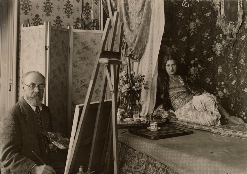 , Photograph of Matisse painting the model Zita at 1 Place Charles-Félix, Nice