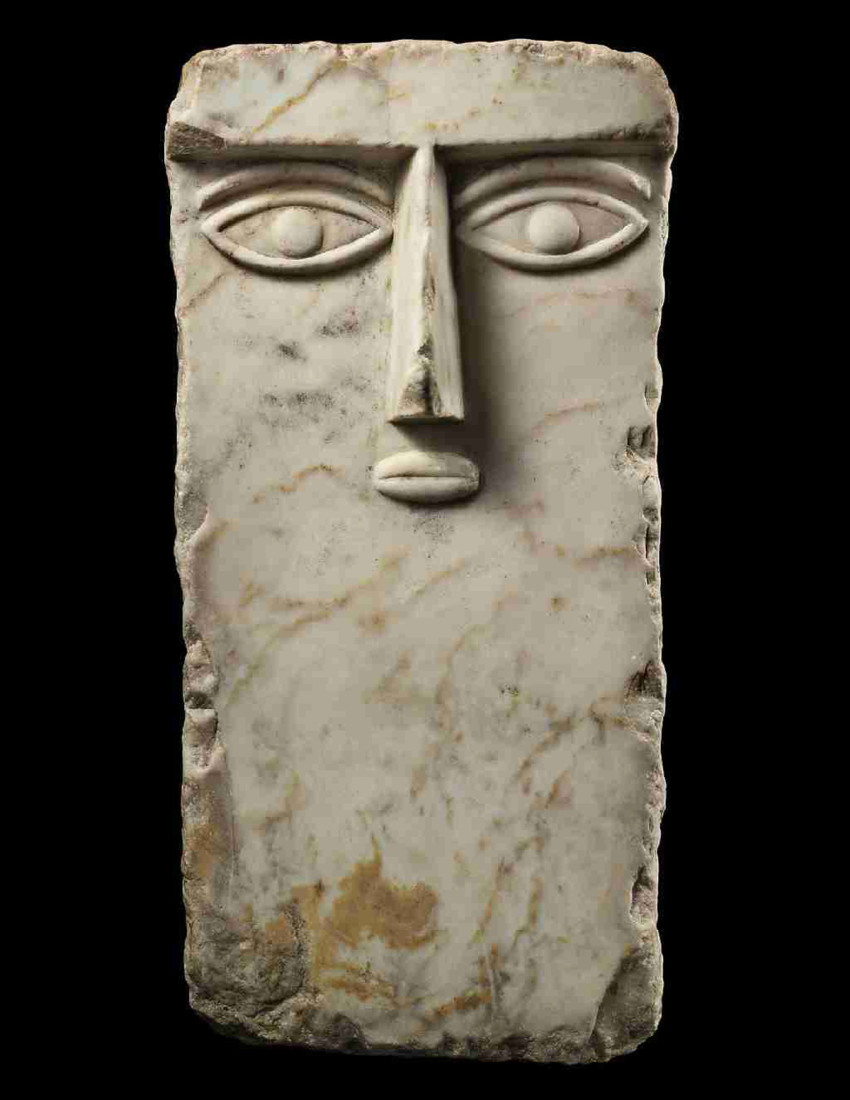 Unknown artist, South Arabian calcite alabaster anthropormorphic stele