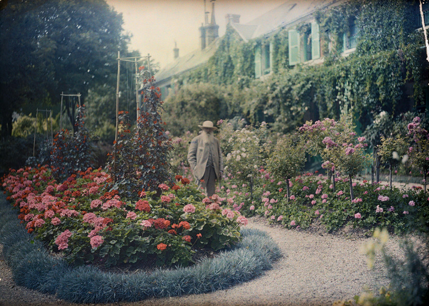 Monet in his garden at Giverny, 1921 (photographer unknown) 