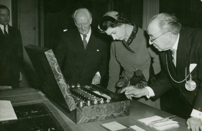 Unidentified photographer, Elizabeth II, Queen of Great Britain with Sir Albert Richardson P.R.A. and Sir Henry Rushbury R.A.