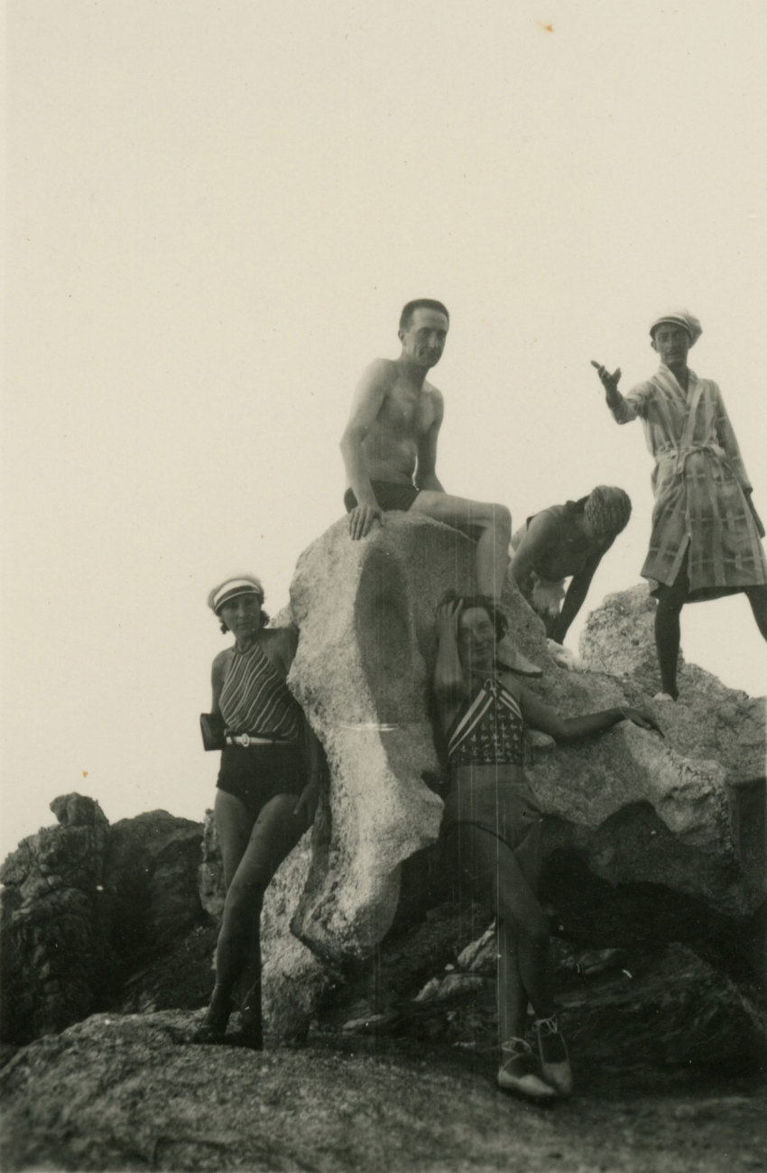 Anonymous, Gala, Marcel Duchamp, Salvador Dalí and two unidentified women. Cadaqués (Spain), summer 1933