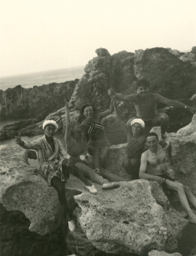 Salvador Dalí, Gala, Marcel Duchamp and three unidentified persons, Cadaqués, summer 1933 (detail). Photographer unknown